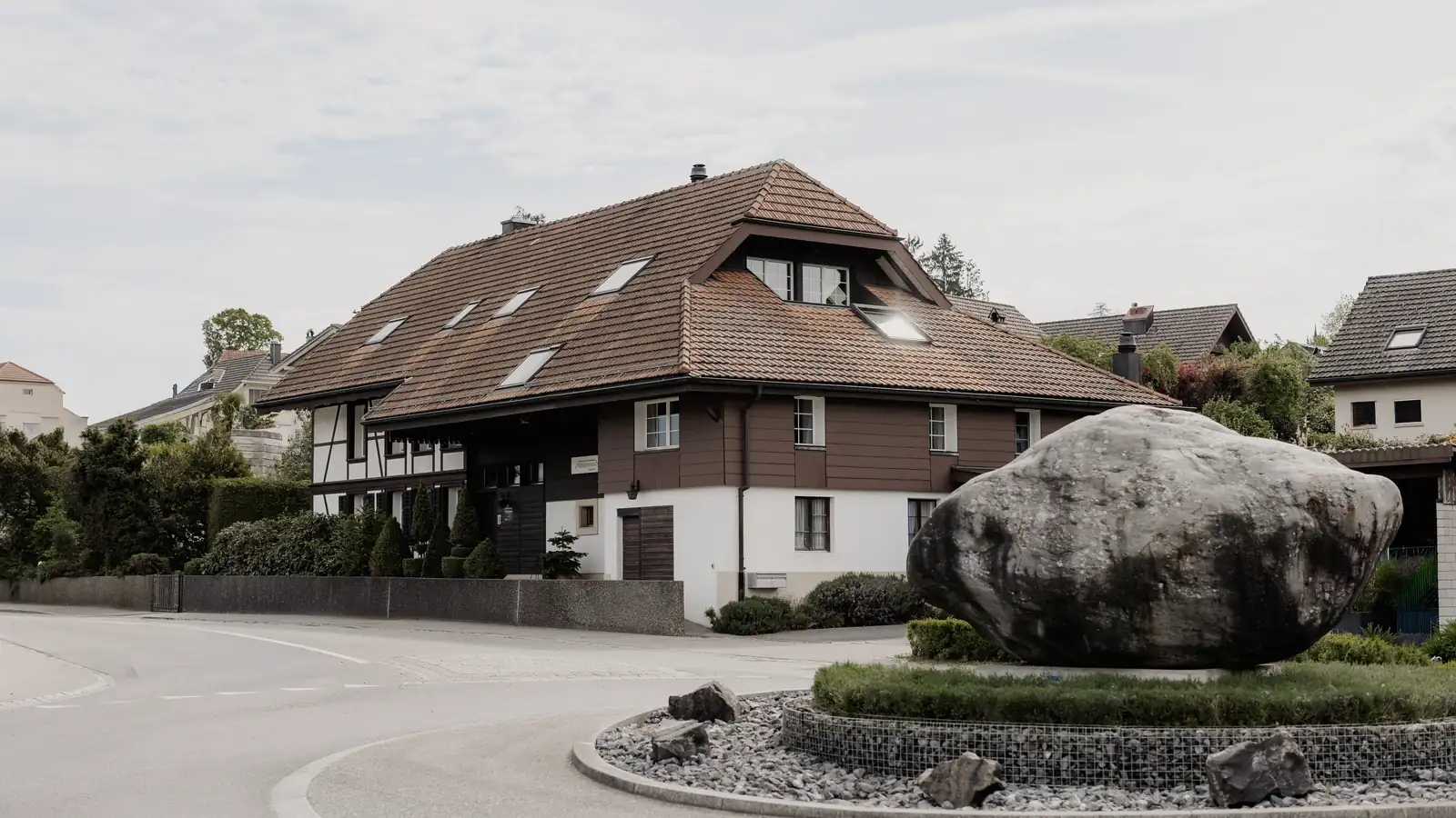 Das Zahnärztehaus Arch an der Bürenstrasse 13 mit dem Findling davor
